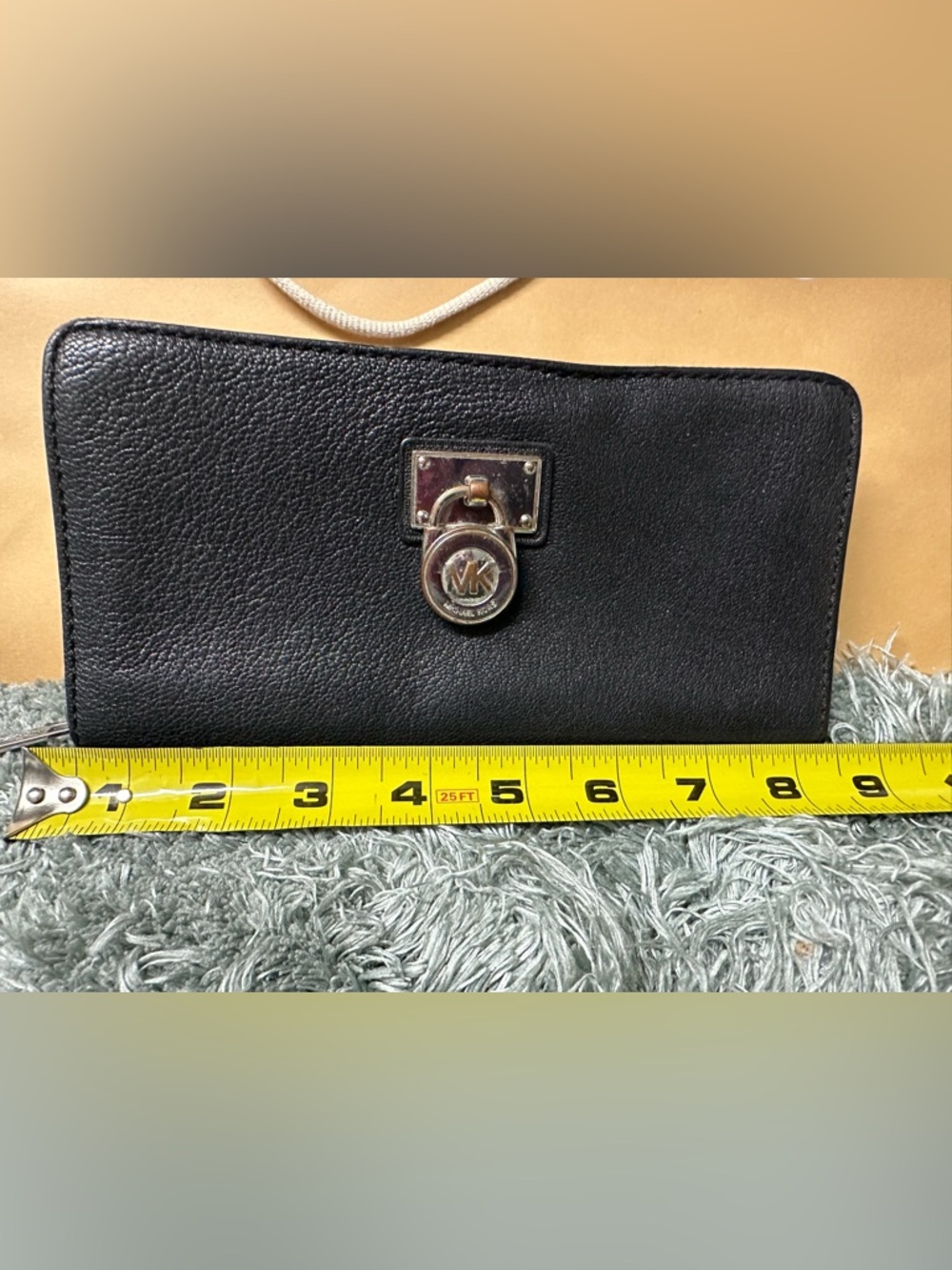 Hermosa Cartera Michael kors con el candado plateado